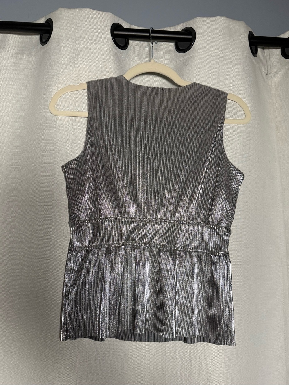 I.N.C. Silver Metallic Twist Plunge Pleated Sleeveless Top Size Petite Small - Picture 3 of 7